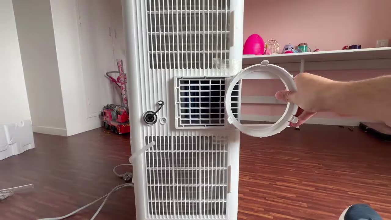 Installation de la platine d'extraction d'air sur le climatiseur mobile Comfee