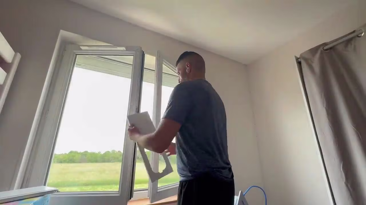 Installation de la platine pour la fenêtre — raccordement de l'évacuation du climatiseur Comfee