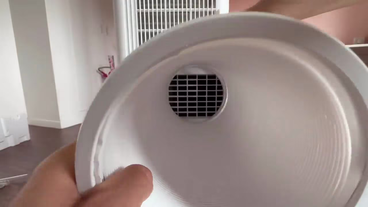 Installation du tuyau d'évacuation d'air chaud au dos du climatiseur mobile Comfee