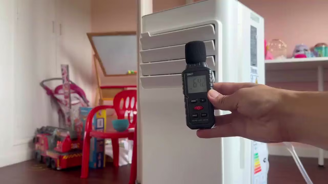 Test d'émission sonore du climatiseur mobile Comfee — sonomètre affichant 64 dB