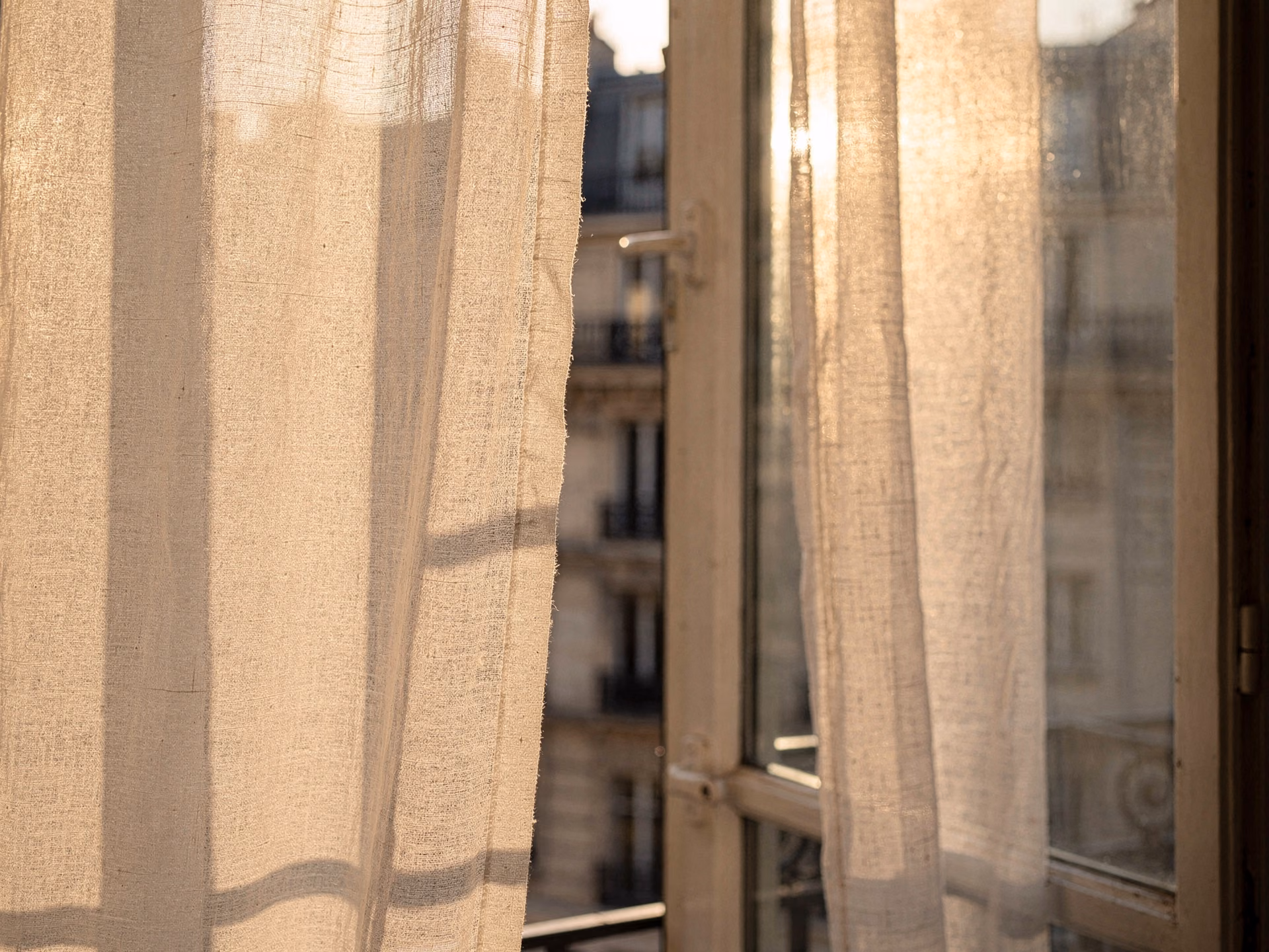Astuce du drap humide devant fenêtre pour refroidir la chambre par évaporation