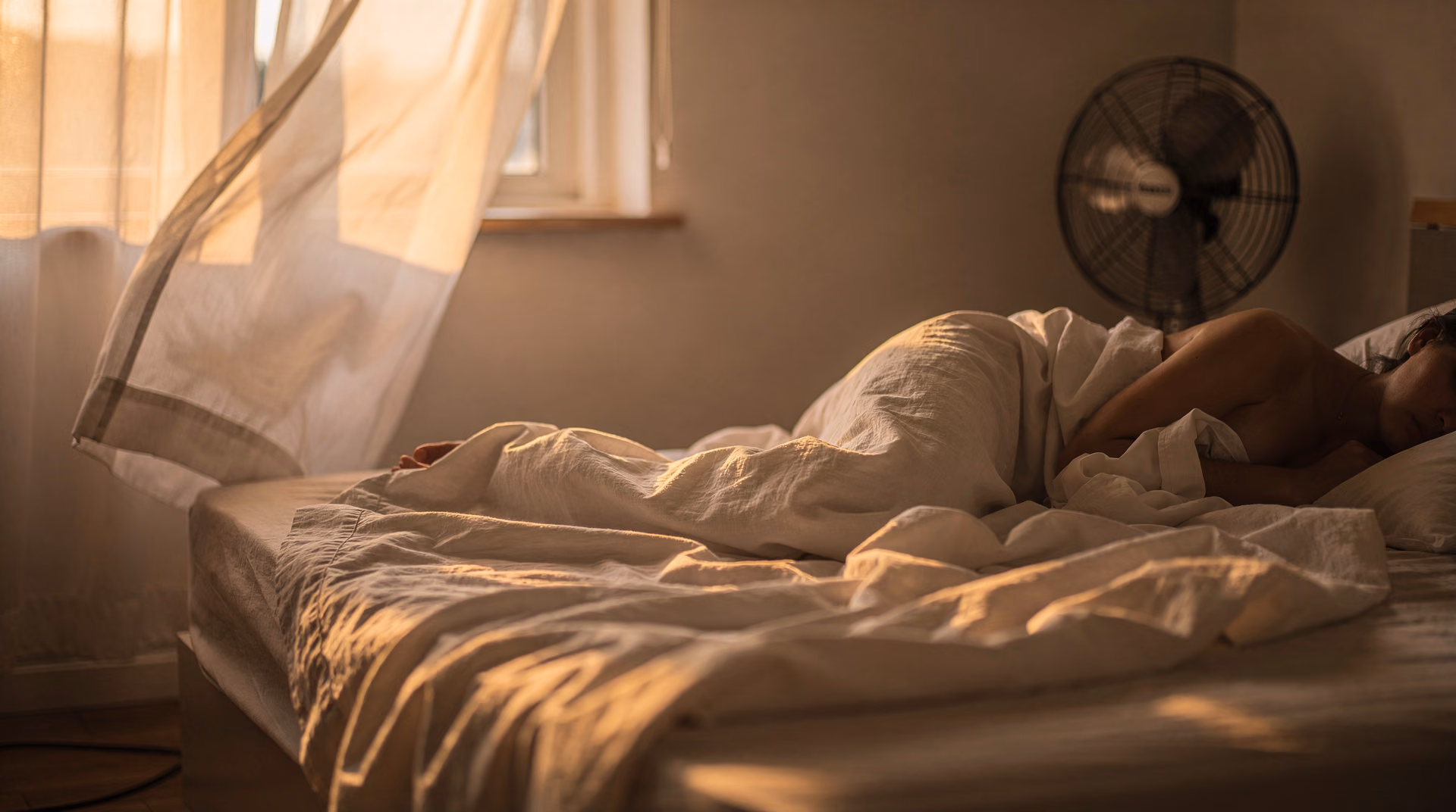 Chambre paisible en été avec rideaux légers et brise par la fenêtre